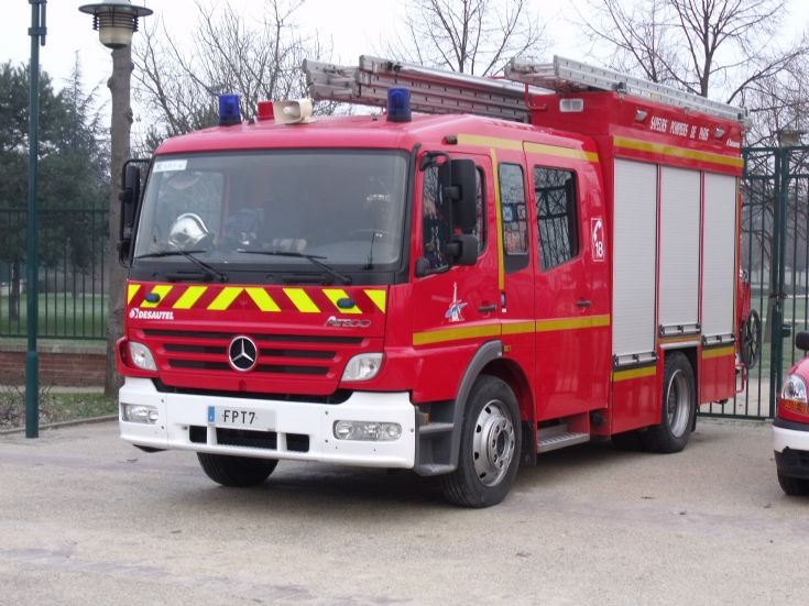 Mercedes Fourgon Pompe Tonnes in Paris suburb.