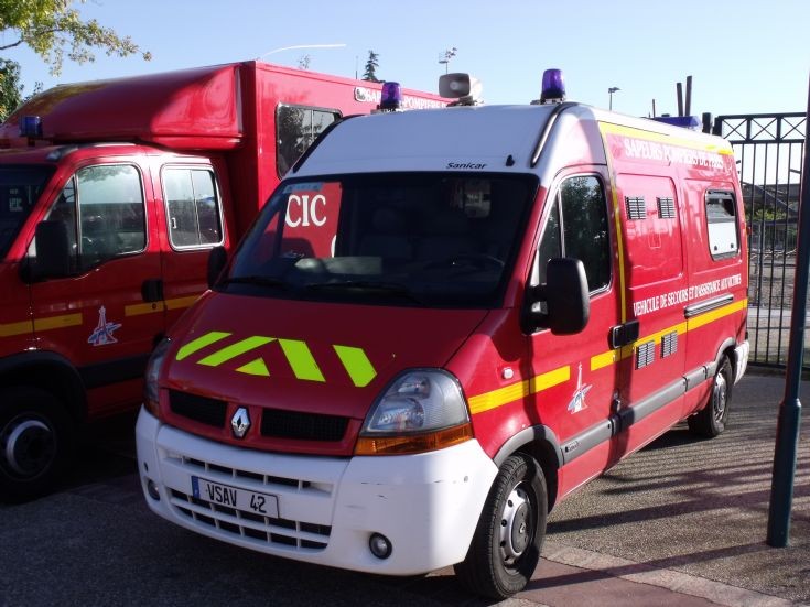 BSPP's light ambulance VSAV42 Renault Master.