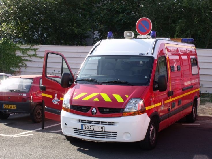 VSAV75 light ambulance Renault Master.