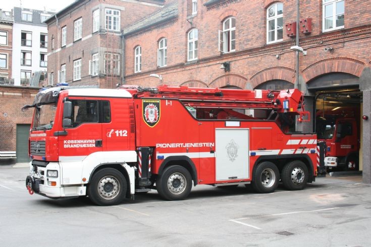 Man large crane Copenhagen FD