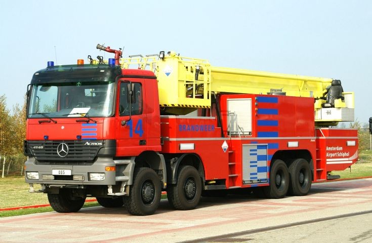 B 14 Mercedes Benz 4148/Hilton hoogwerker