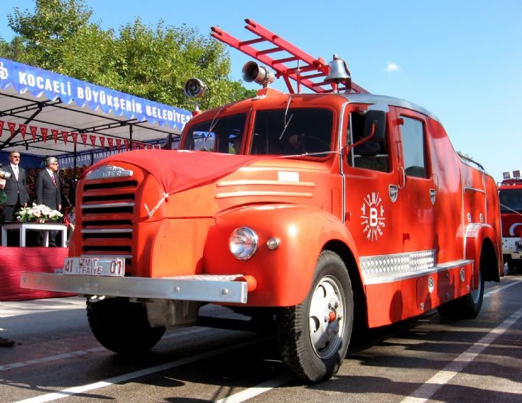 Turkish antique engine parade