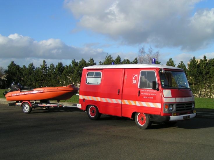 Peugeot diving light truck.