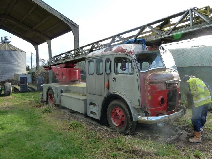 commer 100 ft trntable ladder