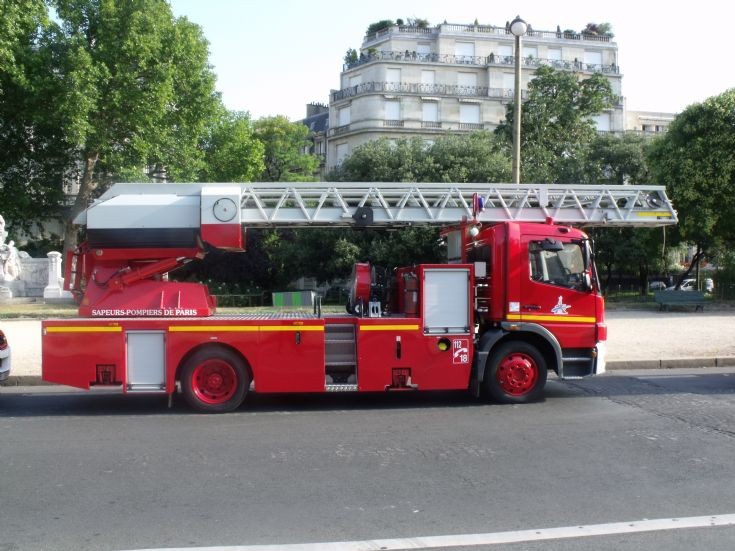 Mercedes Atego Ladder in avenue Foch.