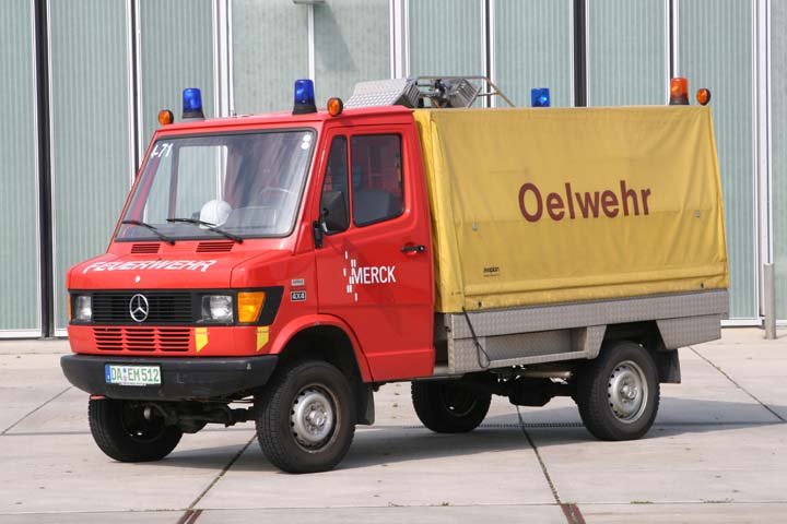 Merck Werkfeuerwehr Mercedes Oil spillage unit