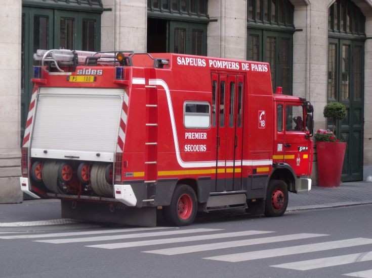 PS100 Renault & Sides fire truck.
