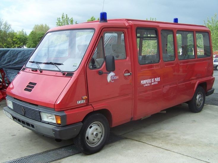 Renault Master T35D minibus.