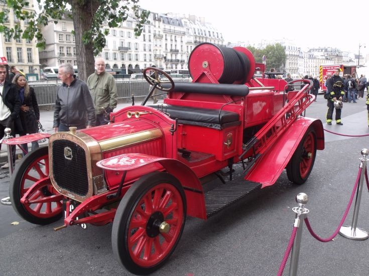 Red Delahaye SP43 in Paris.