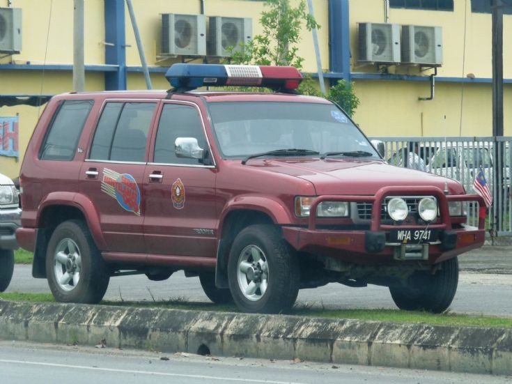 Isuzu Trooper Command Car