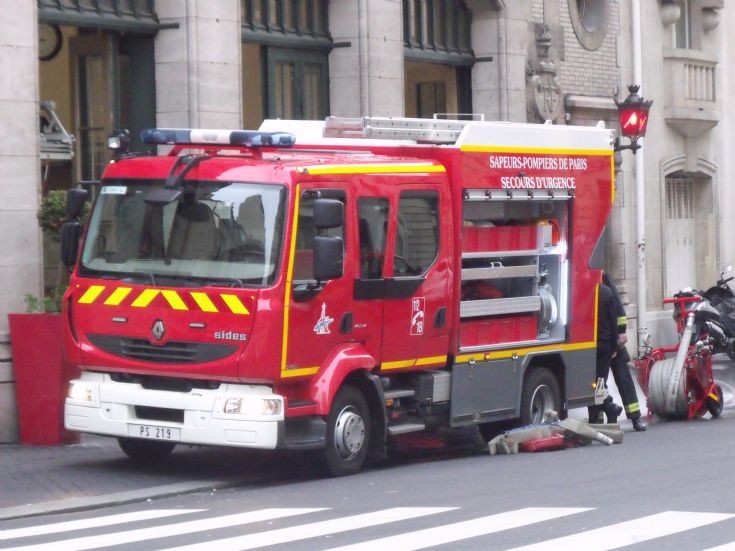 Renault Midlum PS219 at Malar fire station.