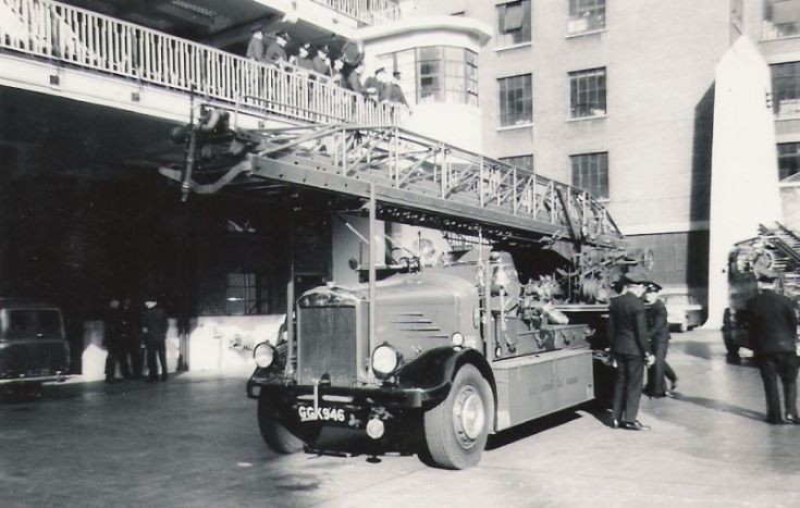 Old photo of London - TL - GGK 946
