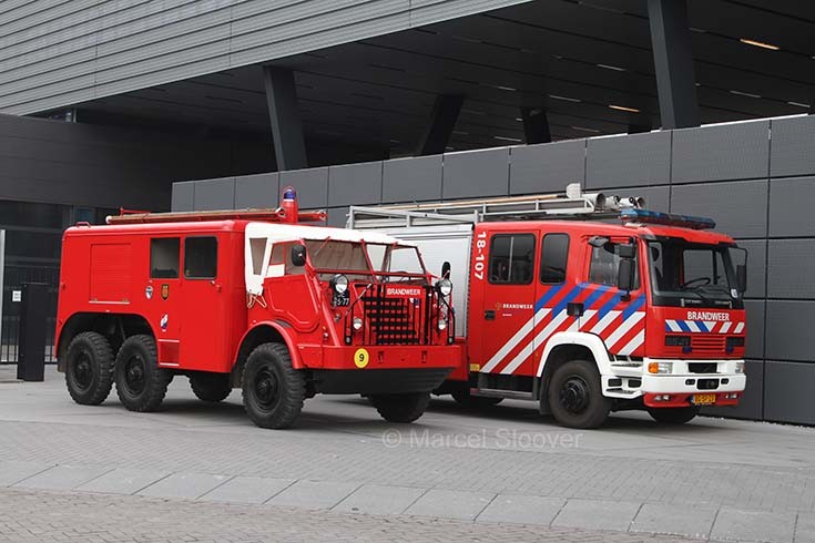 Oldtimer DAF next to a modern pump