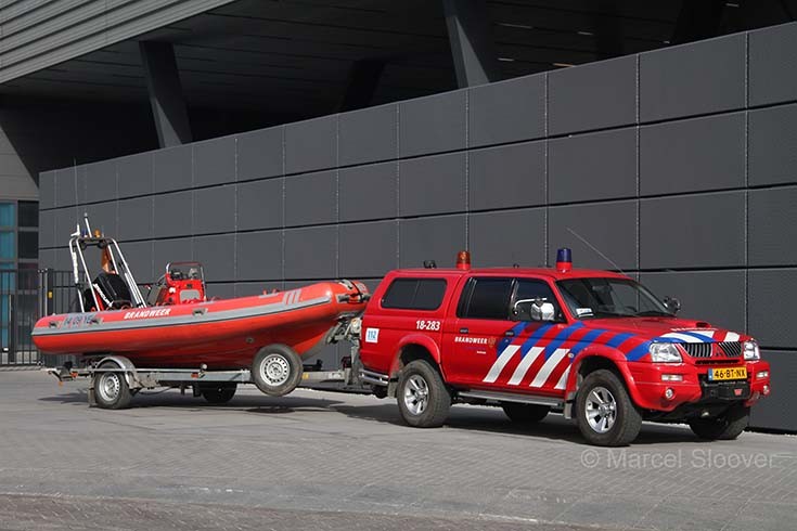Brandweer Dordrecht Mitsubishi and boat