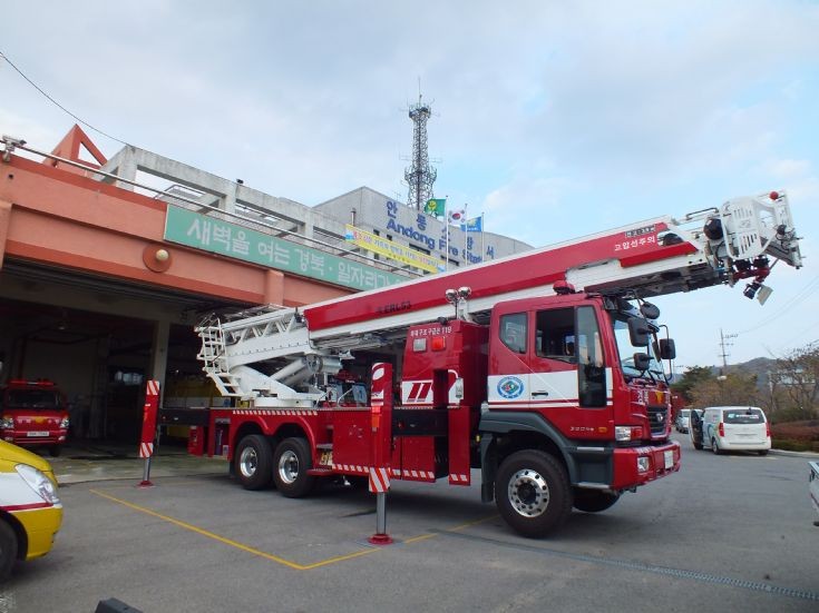 Fire Engines Photos Korean aerial ladder 53M vehicle