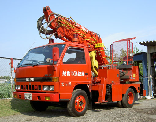 Isuzu wall piercing truck 