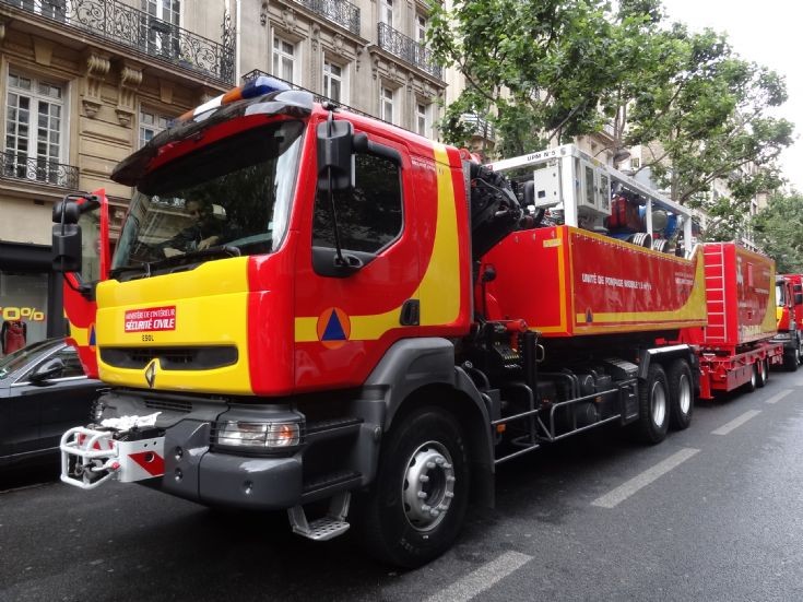 Renault Civil Defense - USC France at Parade