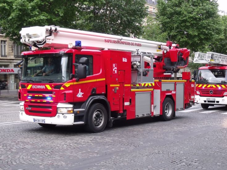 Scania  telescopic hydraulic platform.