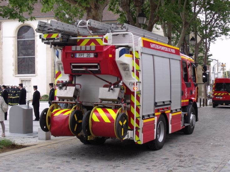 Renault FPT20 seen from behind.