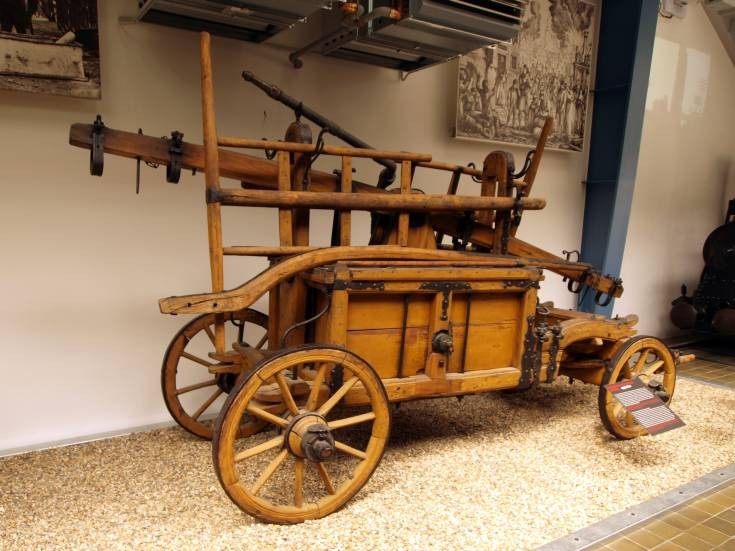 1795-1820 Horse-drawn fire engine