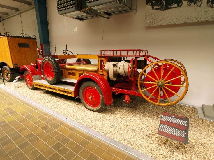 Picture of a Skoda 154 fire engine back