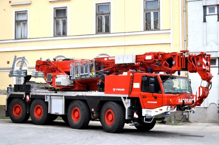 Kecskemet FD Faun heavy crane