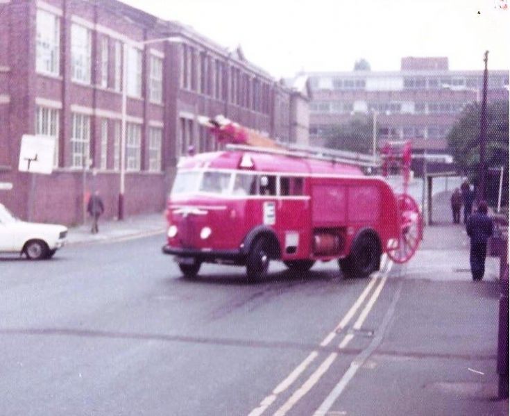 Commer/Miles WrE Clwyd NUN 235