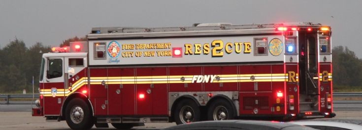 FDNY R2 with warning lights operating 