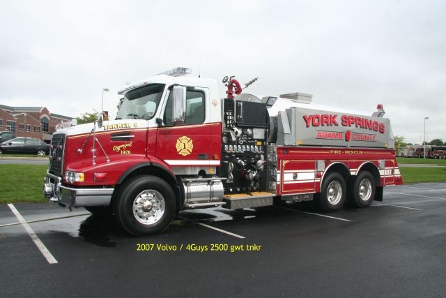 2007 Volvo 2500 gal tanker pumper