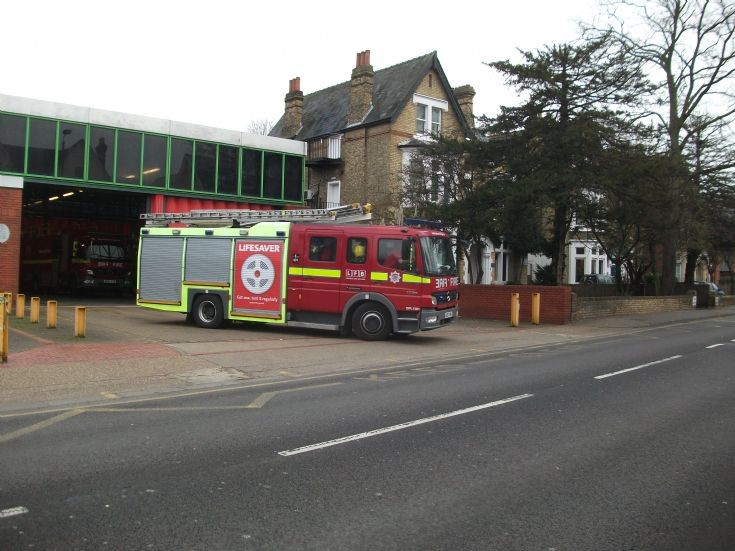 LFB E43 Beckenham PL turning out