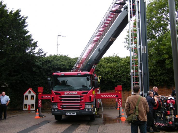 EJ15 OVP Surrey Scania Metz 