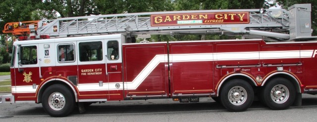 Garden City 2004 Seagrave 100' RM aerial 