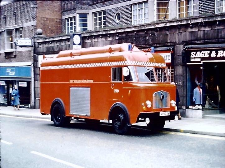 Thames Trader/Miles ET 9999JW