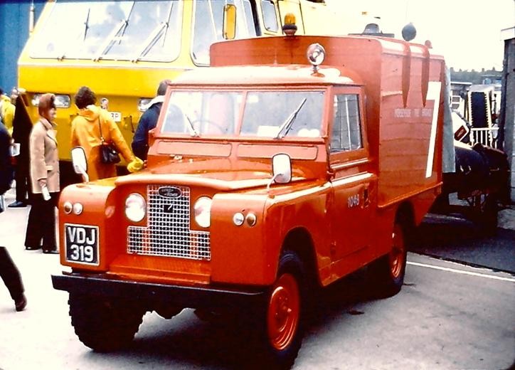 VDJ319 Land Rover ex St Helens hose layer