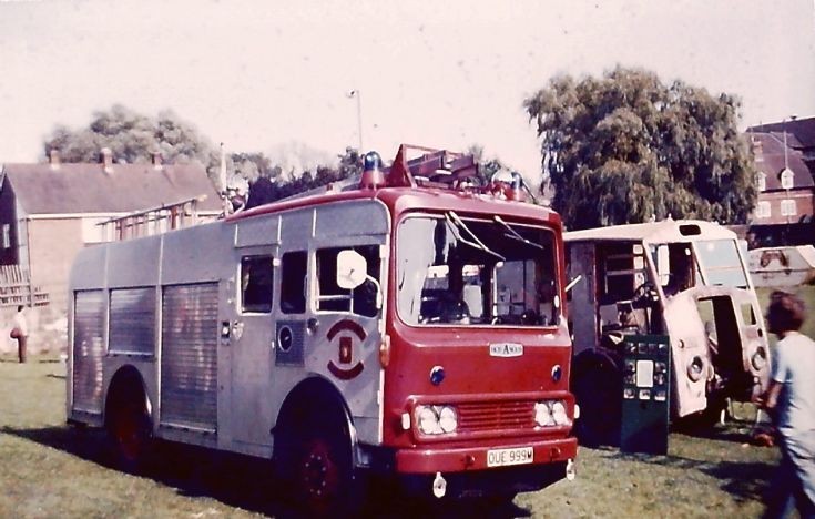 OUE999W Bedford TK HCBA WrT Warwickshire