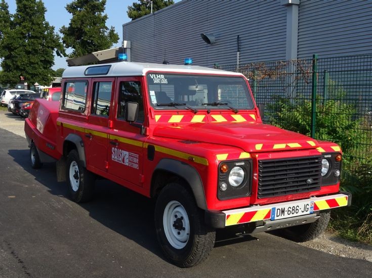Land Rover with tracktable motor pump
