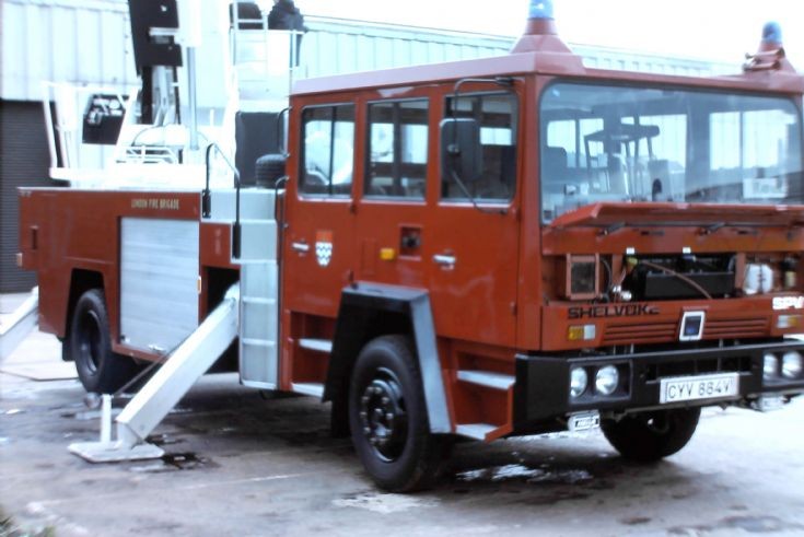 S&D CFE SS220 HP London CYV884V