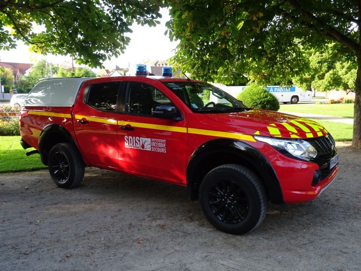Mitsubishi Off road command Car