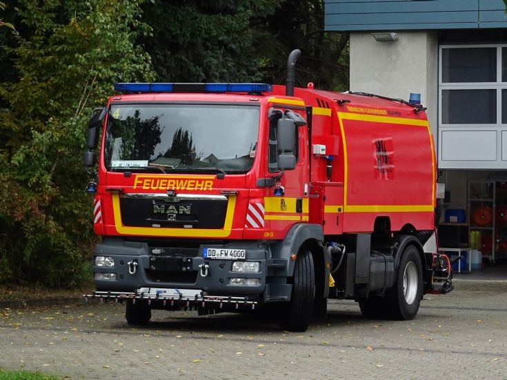 MAN Chemical and Oli spill Cleaner