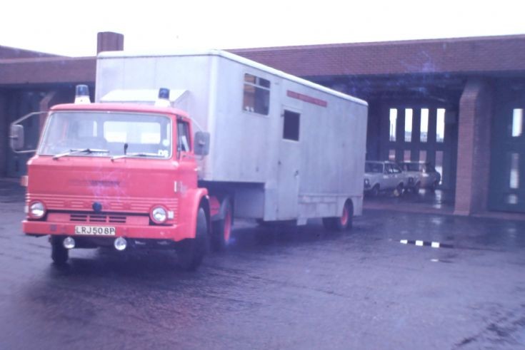 LRJ508P Ford D1617 Tractor unit GMC