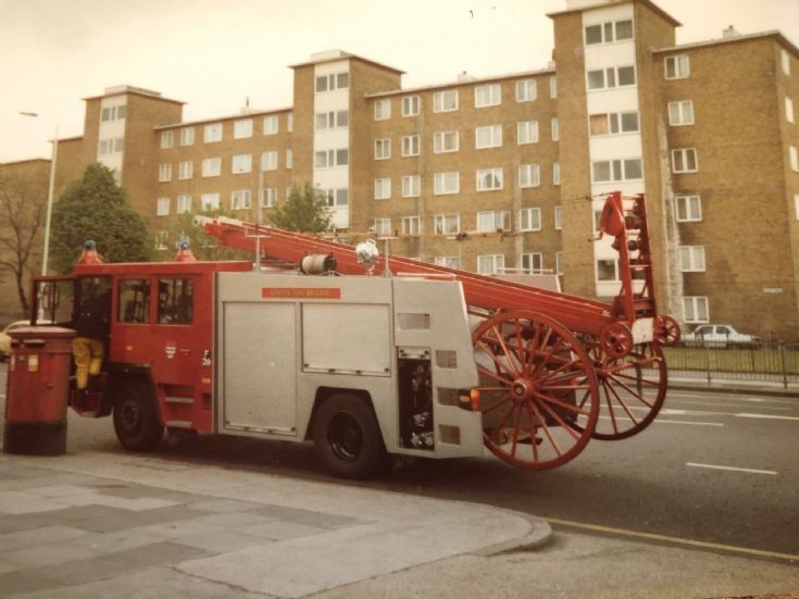 S&D/CFE pump escape London GYW606W