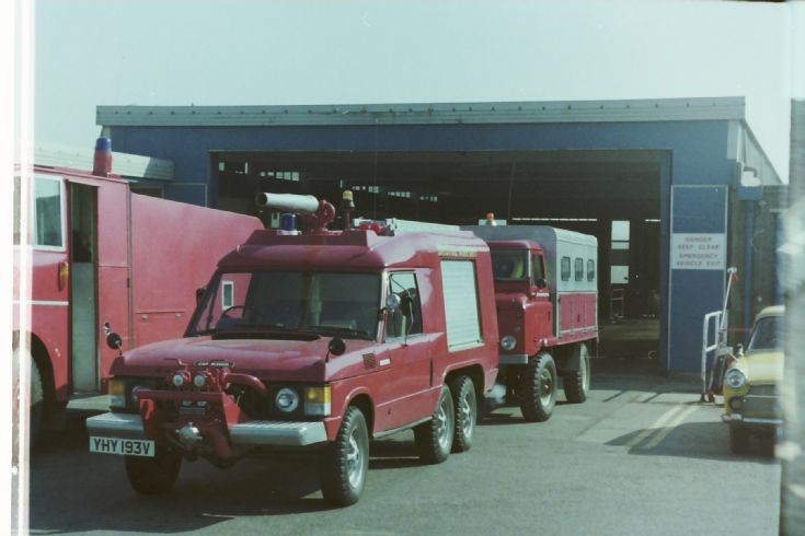 Bristol Airport Range Rover Carmichael RIV YHY193V