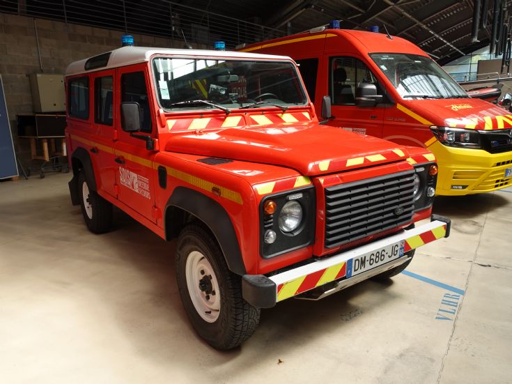 Land Rover – Off road vehicle 
