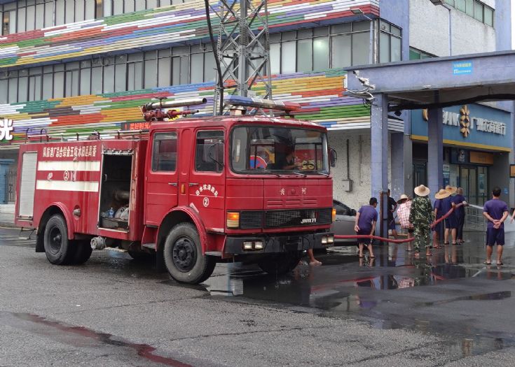 Huanghe JN1171 Sinotruk – Water-Foam Tender