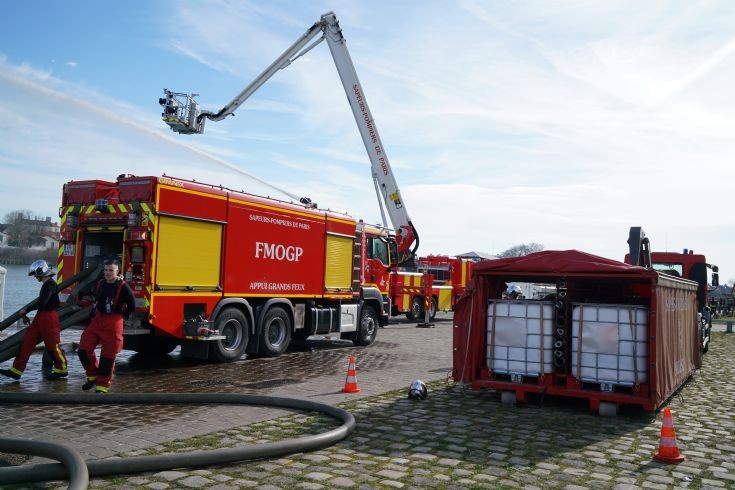 MAN-Scania-Renault Heavy pump fire maneuver 