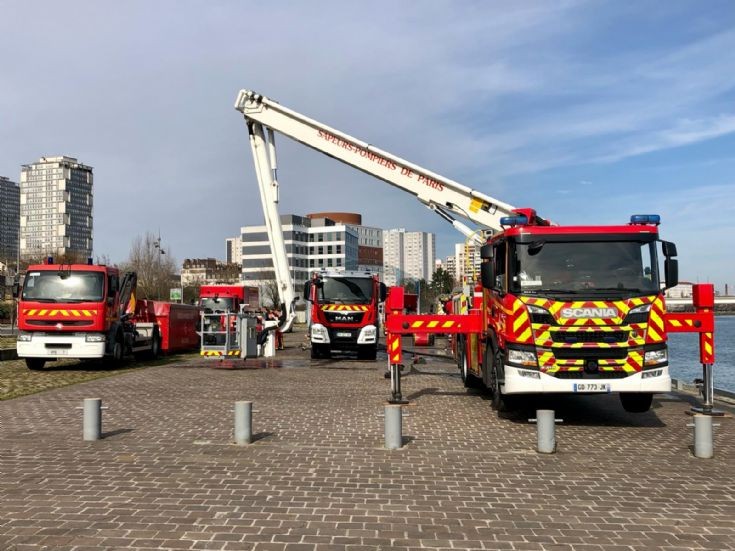 MAN-Scania-Renault Heavy pump fire maneuver 