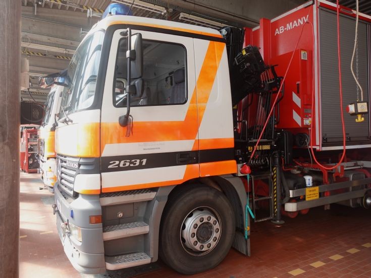 MB - WLF-Kran Prime mover with crane