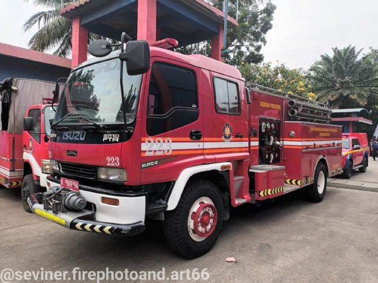 Old Isuzu Pumper 223
