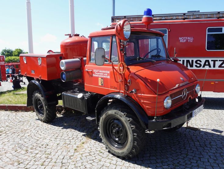 MB Unimog - Total TroLF750 Powder unit