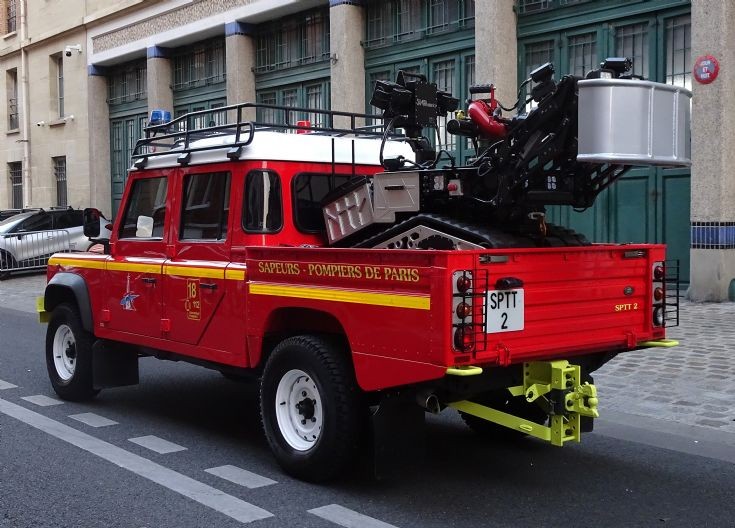 Land Rover SPTT2 Pick-up with Colossus robot